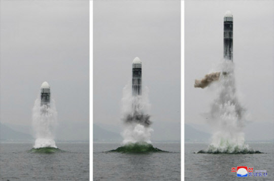 북한이 지난 2일 신형 잠수함발사탄도미사일(SLBM) '북극성-3형'을 성공적으로 시험발사했다고 조선중앙통신이 3일 보도했다. 사진은 중앙통신 홈페이지에 공개된 북극성-3형 발사 모습.   연합뉴스